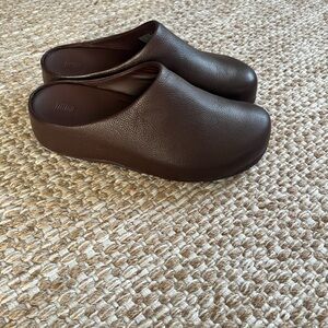 Fitflop shuv tumbled leather clog, chocolate size 10